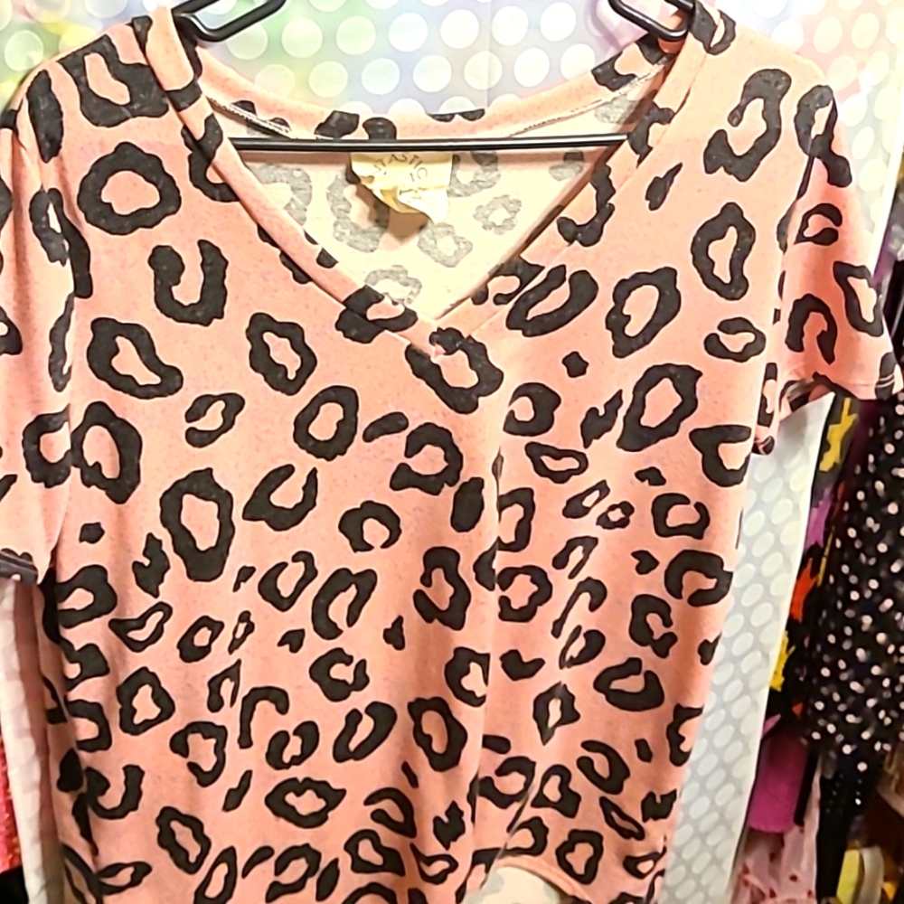 Pink Leopard Oversized V-Neck Tee sz Medium